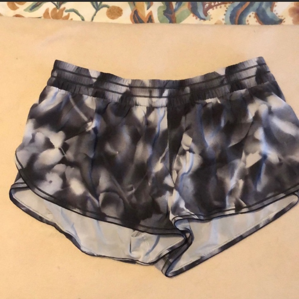 Women’s Lululemon running shorts 2.5” Sz 8